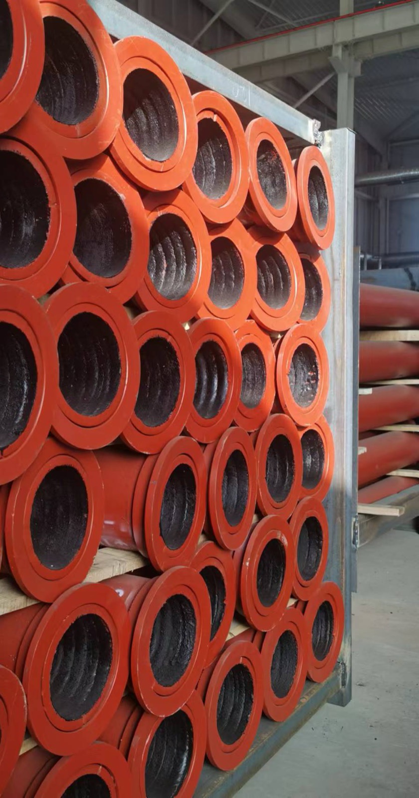 Signal-red flanged wear pipes for concrete pumps